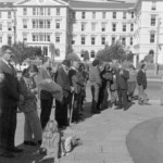 On Anzac Day in 1973 there was wreath laying by a number of countries at the Wellington Cenotaph. After the main ceremony a wreath was laid at the Wellington Cenotaph on behalf of the Victoria University Students Association. In this photo supporters of VUWSA listen.